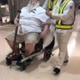 Imagen para el artículo titulado Critican a una aerolínea en Taiwán después de que una azafata se viera forzada a limpiar el trasero de un hombre de 200 kg en pleno vuelo